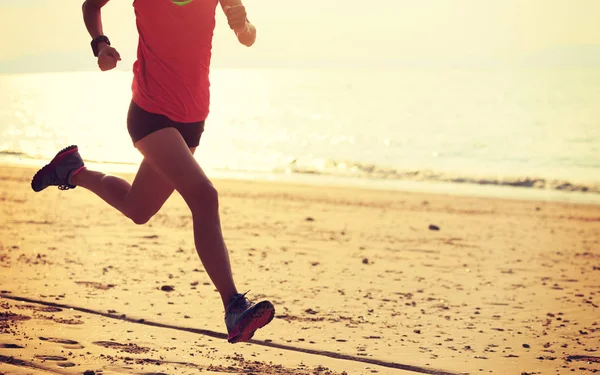 Joven Fitness Corredor Femenino Corriendo Playa — Foto de Stock
