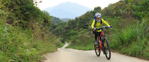Kobieta Rowerzysta Jazda Rowerze Górskim Szlaku Leśnym — Zdjęcie stockowe