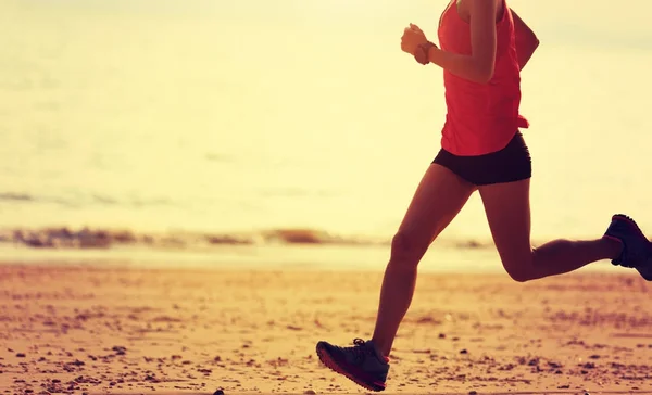 Junge Fitness Frau Morgens Beim Joggen Strand — Stockfoto