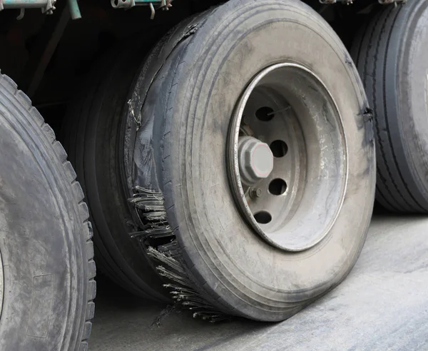 トラックのホイールに損傷したタイヤをクローズ アップ — ストック写真
