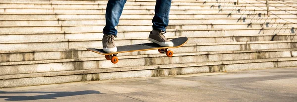 Jambes Skateboarder Sauter Avec Skateboard Ville — Photo