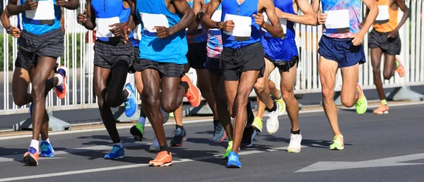 马拉松运动员腿在城市道路上奔跑 — 图库照片
