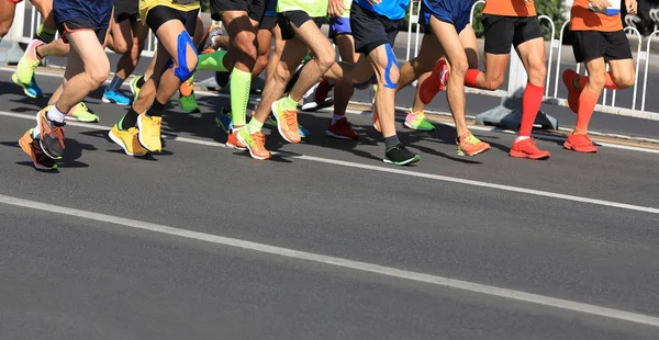 Maratón Corredores Piernas Corriendo Ciudad Carretera —  Fotos de Stock