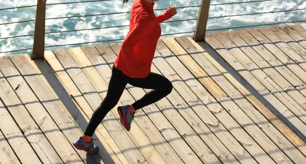 Vista Superior Aptidão Desportiva Feminino Corredor Correndo Beira Mar Calçadão — Fotografia de Stock