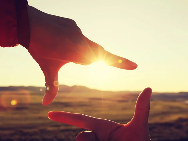 Les Mains Humaines Faisant Signe Cadre Sur Ciel Coucher Soleil — Photo