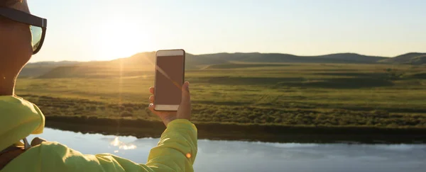 Kvinna Att Foto Med Smartphone Vackra Solnedgång Landskap — Stockfoto