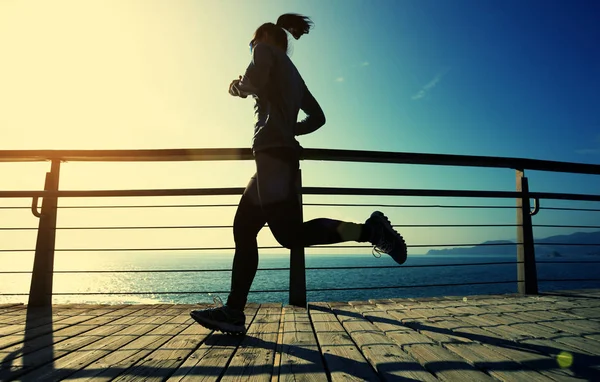 Sahil Sahil Gündoğumu Sırasında Sportif Kadın Koşucu Sabah Egzersiz — Stok fotoğraf