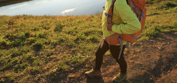 Mujer Excursionista Disfrutando Vista Del Atardecer Mirador Colina Junto Río —  Fotos de Stock
