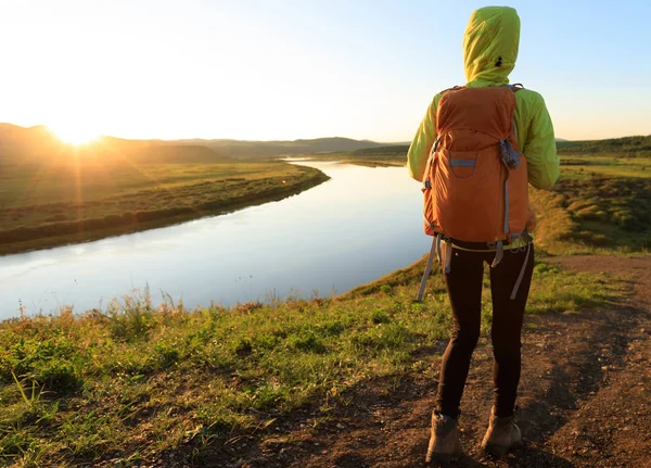 Kvinna Hiker Njuter Solnedgången Riverside Kulle — Stockfoto