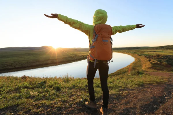 Happy Woman Hiker Enjoying Sunset View Riverside Hill Top Viewpoint — Stock Photo, Image