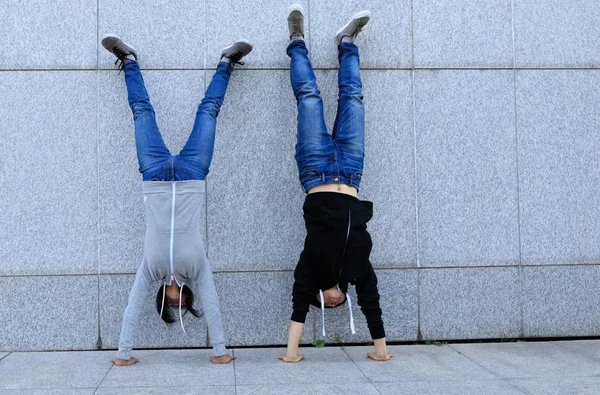 Two Young Women Doing Handstand Grunge Wall City — Stock Photo, Image