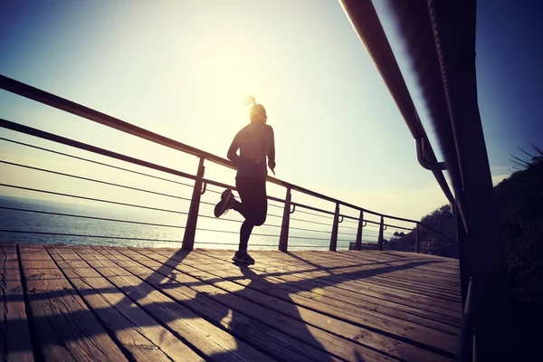 Pelari Wanita Sporty Berjalan Tepi Laut Boardwalk Selama Matahari Terbit — Stok Foto