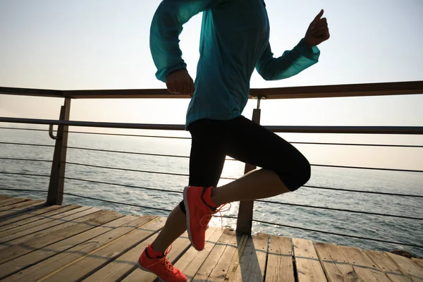 Atletica Atletica Corridore Femminile Che Corre Sul Lungomare Durante Alba — Foto Stock