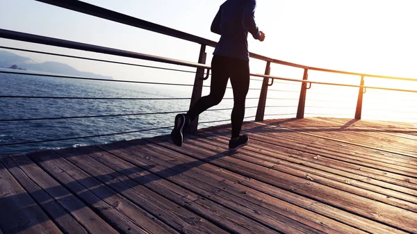 Sportliche Läuferin Läuft Bei Sonnenaufgang Auf Strandpromenade — Stockfoto