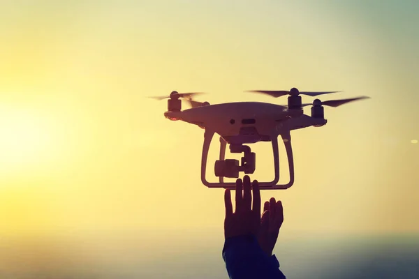 Silhueta Mãos Que Conseguem Drone Voador Que Tira Foto Sobre — Fotografia de Stock