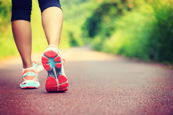 Jonge Fitness Vrouwelijke Atleet Benen Klaar Voor Run Bospad — Stockfoto