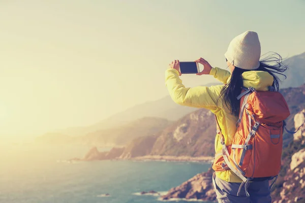 Ung Kvinna Hiker Använder Smartphone Medan Tar Foto Seaside — Stockfoto