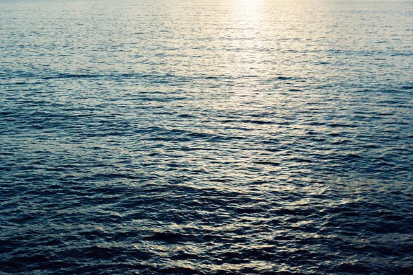 日の出の太陽の下 青い海波水 — ストック写真