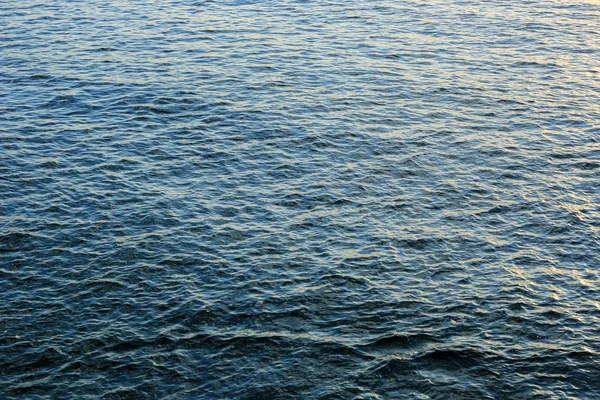 Blå Våg Havsvatten Sunrise Solskenet — Stockfoto