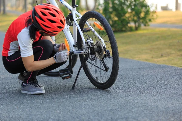 Ciclista Femenina Arreglando Problema Bicicleta Montaña Parque — Foto de Stock