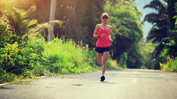 在热带森林小径上奔跑的健身妇女赛跑者 — 图库照片
