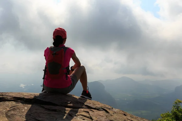 Úspěšné Hiker Sedí Okraji Útesu Vrchol Hory — Stock fotografie