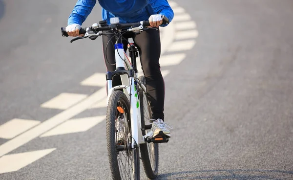 Mladá Žena Cyklista Jízda Horské Kolo Silnici Město — Stock fotografie