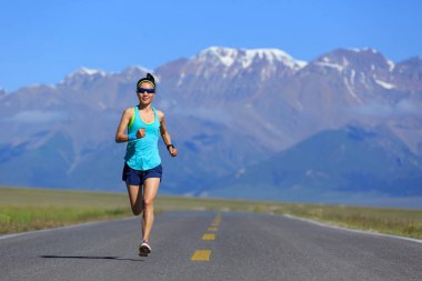  Kar ile yolda çalışan genç fitness sağlıklı yaşam kadın koşucu mesafe dağlarda şapkalı