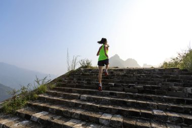 kadın iz runner dağ büyük duvar'ın üstüne çalıştıran.