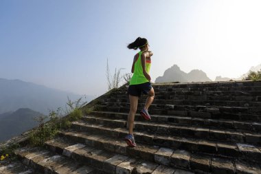 kadın iz runner dağ büyük duvar'ın üstüne çalıştıran.