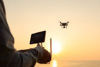 uçan bir uzaktan kumanda ile kadın robot hangi alarak fotoğraf gündoğumu deniz üzerinde