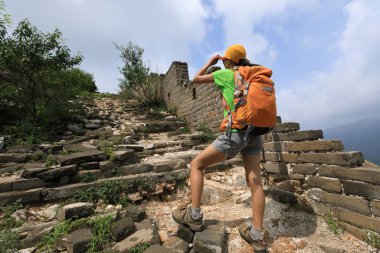 dağ tepesinde manzarayı başarılı kadın uzun yürüyüşe çıkan kimse