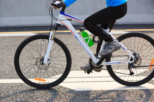 Young Woman Cyclist Riding Mountain Bike City Road — Stock Photo, Image