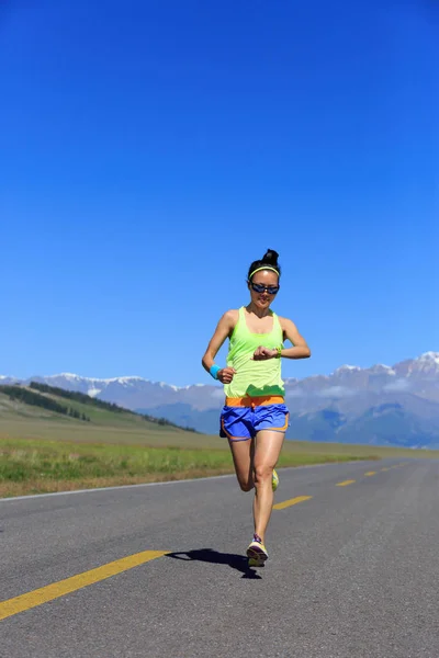 Jeune Femme Fitness Mode Vie Sain Coureur Sur Route Avec — Photo