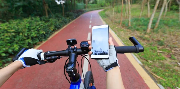 Cyklist Med Smartphone För Navigering När Cyklar Mountainbike Skogsstigen — Stockfoto