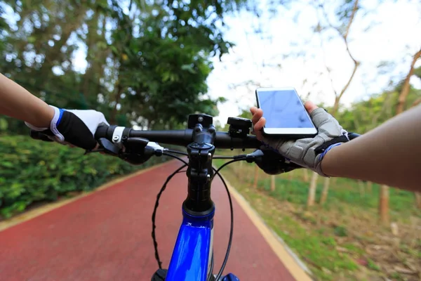 Radfahrer Nutzt Smartphone Zur Navigation Beim Mountainbiken Auf Waldweg — Stockfoto