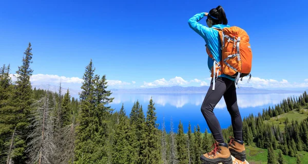 Udane Turysta Patrząc Góry — Zdjęcie stockowe