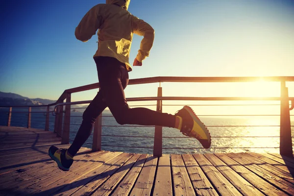 Sportliche Joggerin Läuft Bei Sonnenaufgang Auf Uferpromenade — Stockfoto