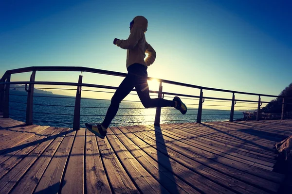 Deportista Femenino Corriendo Paseo Marítimo Durante Amanecer — Foto de Stock