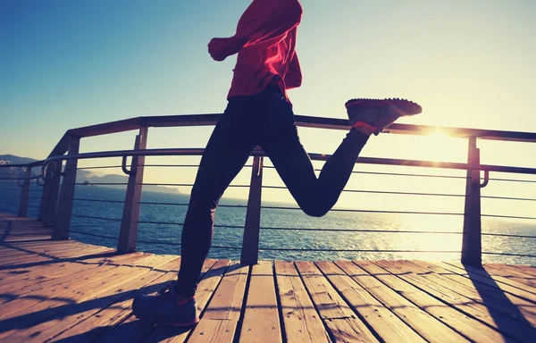 Sportieve Vrouwelijke Jogger Waarop Seaside Promenade Tijdens Zonsopgang — Stockfoto
