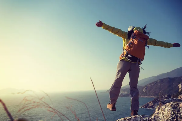 Sahil Dağ Tepe Cliff Üzerinde Hiking Başarılı Kadın Uzun Yürüyüşe — Stok fotoğraf