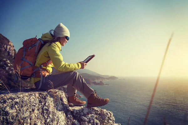 Young Woman Hiker Using Digital Tablet While Sitting Seaside Cliff — Stock Photo, Image