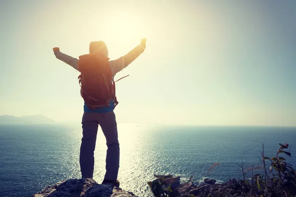 Erfolgreiche Wanderin Steht Auf Sonnenaufgang Meeresklippe — Stockfoto