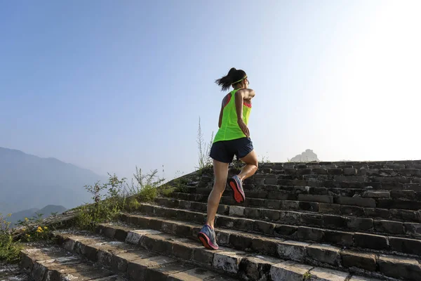 Běží Žena Běžce Velké Čínské Zdi Vrchol Hory — Stock fotografie