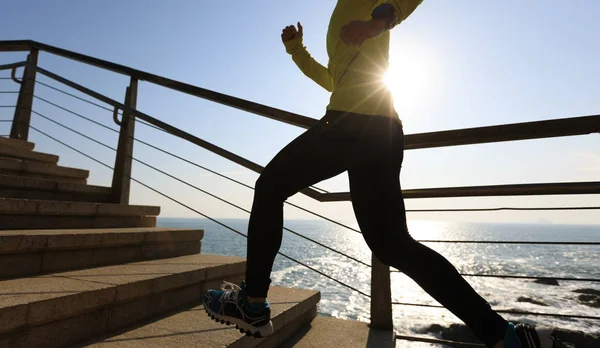 Deportista Mujer Corriendo Playa Escaleras Durante Salida Del Sol —  Fotos de Stock