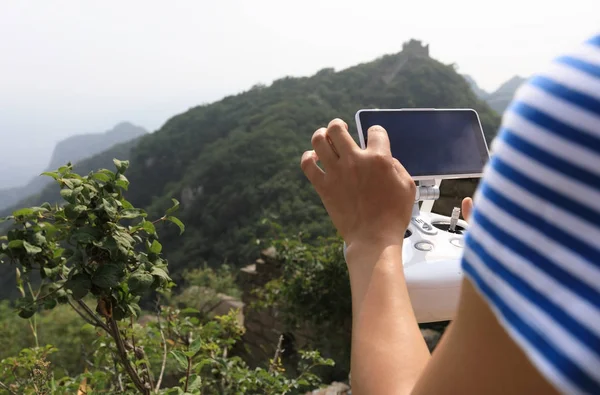 飛行ドローンは中国の万里の長城の風景の写真を取ると女性 — ストック写真