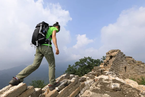 Successful Woman Hiker Walking Top Great Wall — Stock Photo, Image