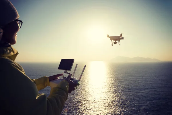 Mulher Controlando Drone Voador Que Tirar Foto Sobre Nascer Sol — Fotografia de Stock