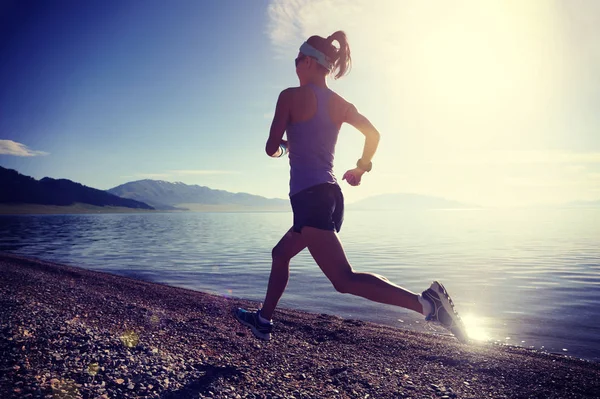 Jonge Fitness Sportieve Vrouw Draait Rotsachtige Kust — Stockfoto