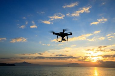 uçan robot hangi alarak fotoğraf gündoğumu deniz üzerinde